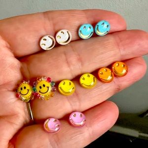 Smiley stud set!